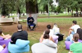 ტიტე აროშიძემ ბათუმის ცენტრალურ პარკში სტუდენტებისთვის საჯარო ლექცია წაიკითხა